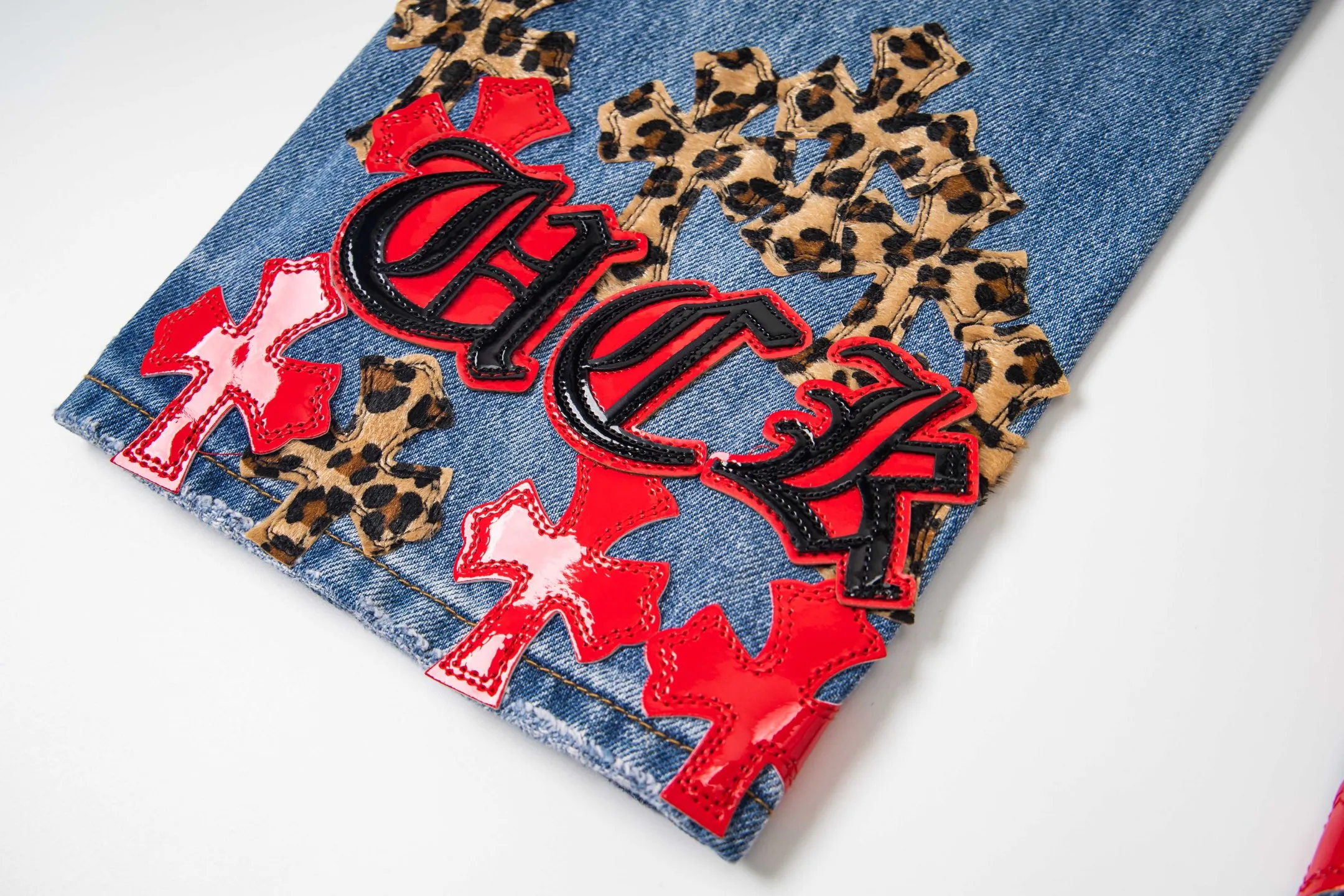 P290 high version Chrome Hearts blue denim with red black panther pattern multi-leather jeans. CH jeans need to be washed and then disassembled and hand-stitched with sheepskin cross leather and then spliced ​​together. The whole piece has too many craftsmanship to explain, patchwork cross pattern embellishment, high-waisted washed jeans! ! Absolutely high-end luxury products, god-level single products and super popular products, made with top heavy industry, a must-see magic weapon. Customized hardware. The fabric is thick and soft after washing. It has good breathability. Customized small leather label. Unique design. The details are simple and elegant, and the workmanship is exquisite. The entire trousers are neatly routed and the details are in place! It’s so cool that both men and women can easily control the genderless trend! Style number: 1799# Color: blue Size: 28 30 32 34 36
